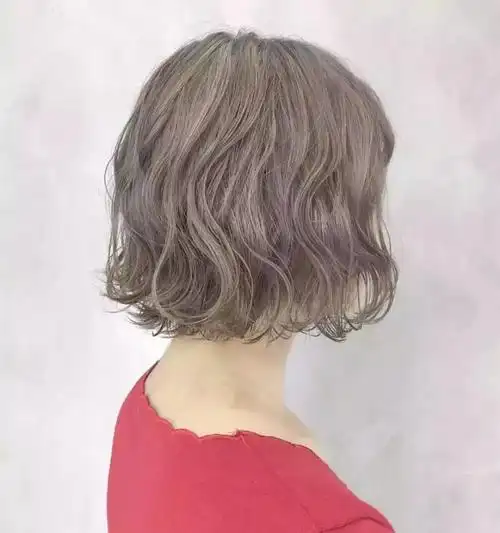 而今年最盛行的长发纹理烫发型就是这样的一款女生发型,喜欢这种女生