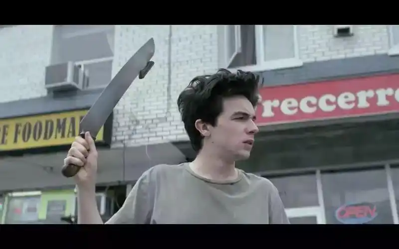 男主角韦恩(马克·麦克肯纳饰演)是一个 16岁的面瘫暴力少年.