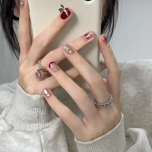 不撞款新年红色美甲.金色丝带和红色蝴蝶结搭配好米! #短指甲 - 抖音