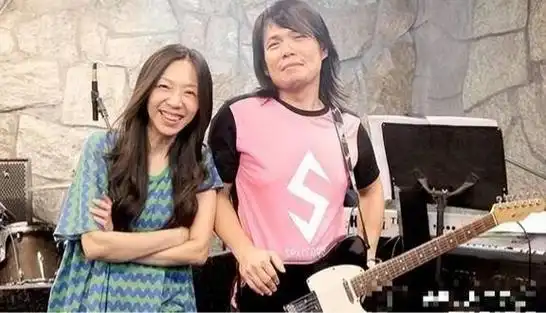 伍佰在事业蒸蒸日上的同时,也得到了幸福的爱情.