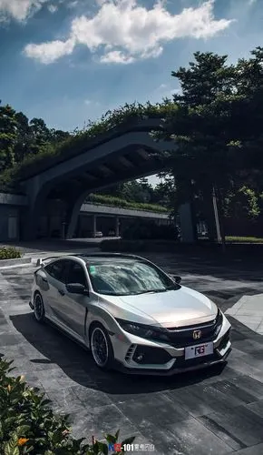 本田思域车身改色镭射白