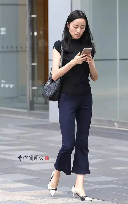 街拍越穿越炫的喇叭裤美女