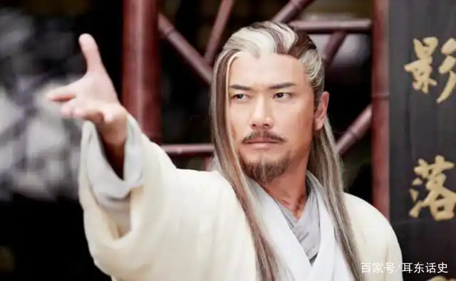 从时代背景设定来看,《神雕侠侣》发生在南宋理宗时期,《倚天屠龙记》