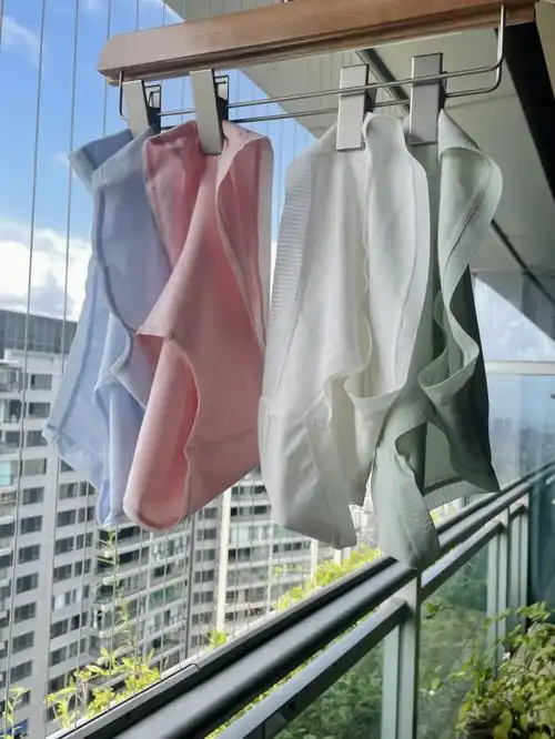 我妈问我为什么要晾一排彩旗在阳台上