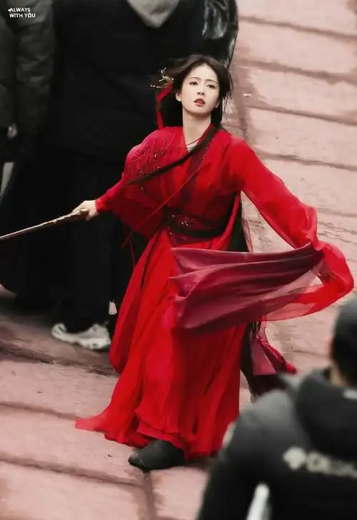 240129白鹿红衣惊艳露华浓飘逸动作尽显古典之美