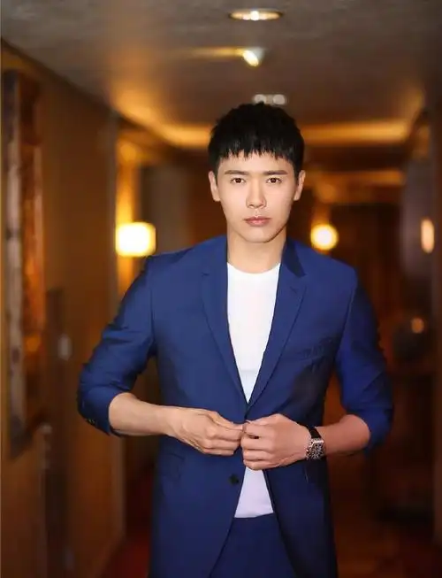 高云翔昔日演唱视频曝光一身西装打扮超养眼网友心疼董璇