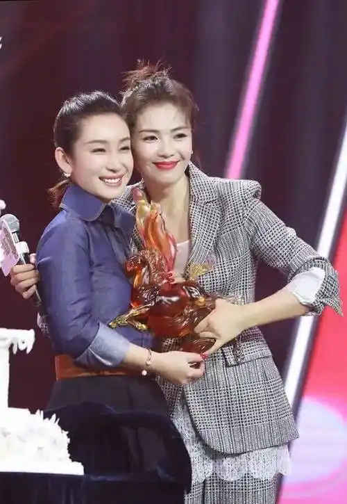 原创46岁秦海璐和同岁刘涛度假闺蜜俩穿搭时髦一个霸气一个优雅