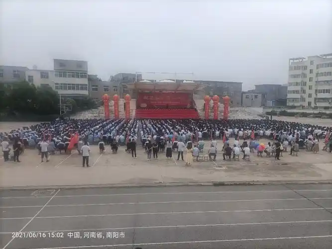 方城五高举办挺进高三背水一战励志报告会