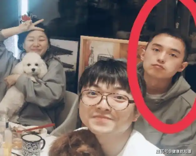 金靖舒奕橙恋情被曝光两人十分亲密网友心疼李佳琦