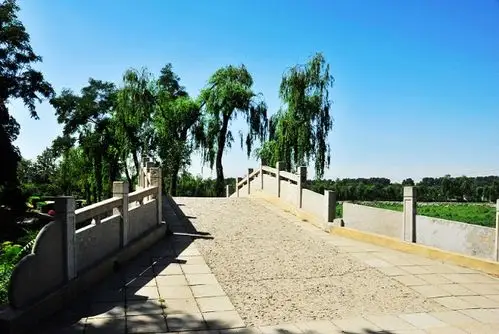 遗憾的是我们现在看到的团河行宫遗址内的东西两湖都已干涸,内中杂草