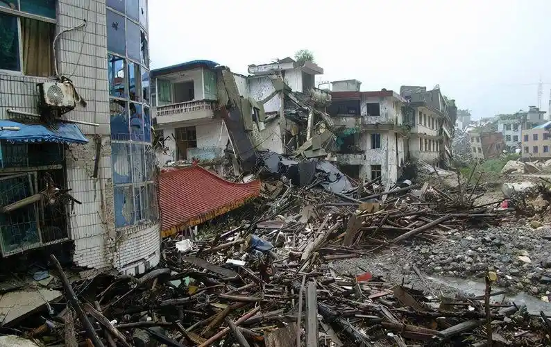 原创汶川地震时,李应霞救了丈夫,却丢了双腿,但丈夫的