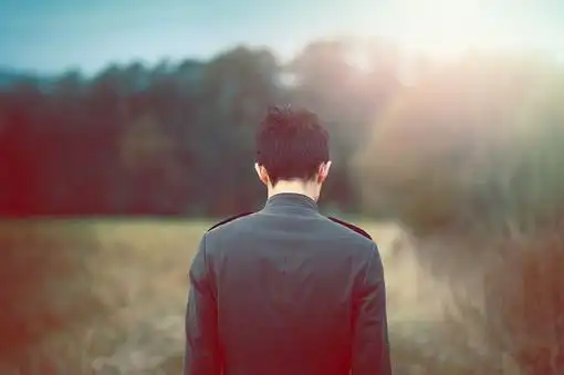 男人孤独的背影图片我最喜欢的贡献给你吧求一张