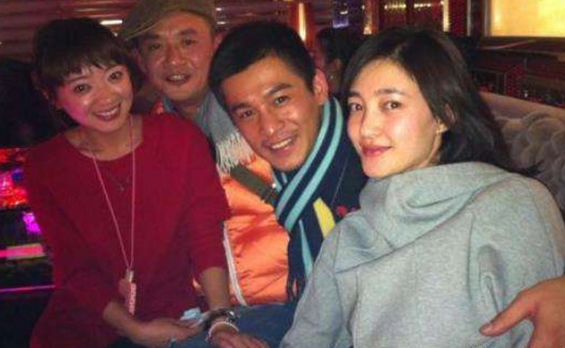 王丽坤八年的绯闻男友,如今一儿一女,一家四口幸福美满