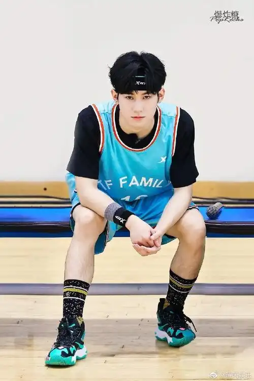 张真源夏日运动会饭拍图##张真源叶问蹲