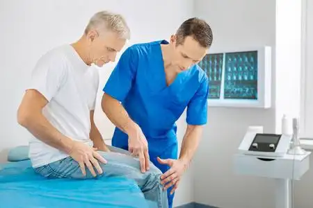 严肃的男性治疗师专注于他的工作照片