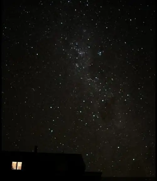 夜,很静.美丽的夜空拥有璀璨的繁星点缀显得更美丽更耀眼.