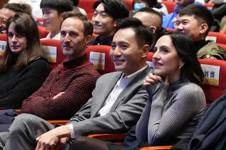 刘烨主演话剧《悲惨世界》 笑称背海量台词无压力_华语_电影网_1905.