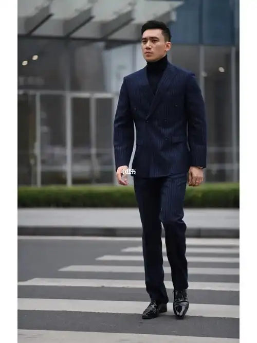 40岁中年西装穿搭藏青色条纹