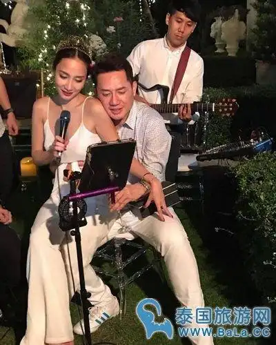 aump疑似在新年派对上公开了新男友 温柔依偎在一男士身上