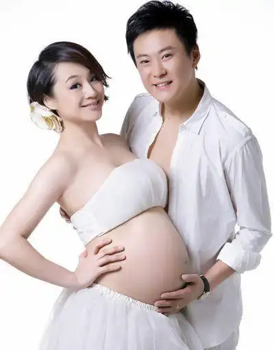 叶一茜鲍蕾曹颖应采儿翁虹吕慧仪 与老公拍孕照的女星