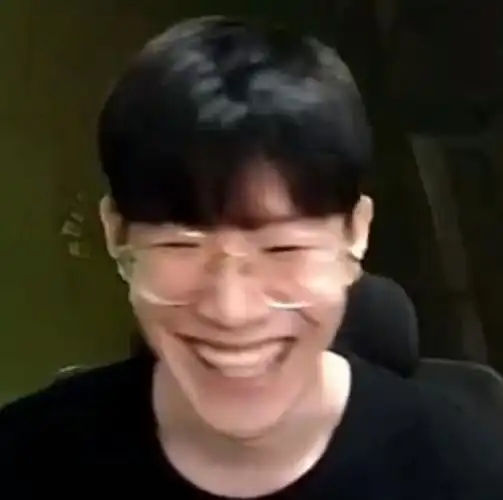 总决赛输了之后theshy是在笑吗