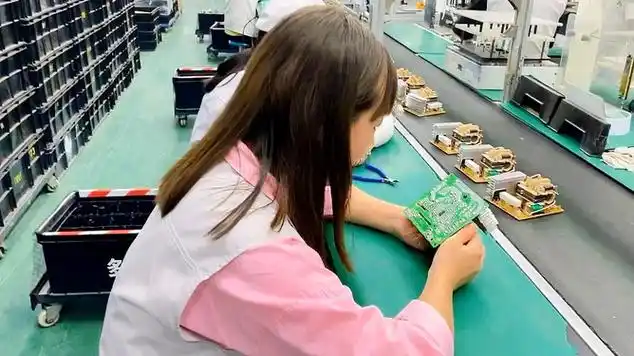 实拍最真实的电子厂流水线除了2名男生全是女员工
