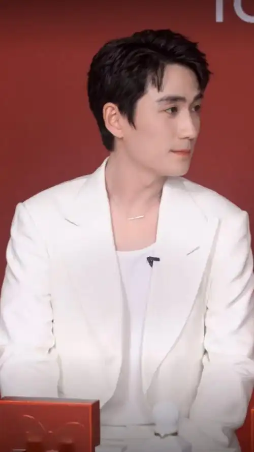 朱一龙白色西装##tom ford品牌香氛与彩妆形象大使朱一龙