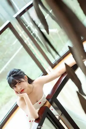 赖美云最新时尚大片释出身着opem玫瑰庄园风格白色礼裙