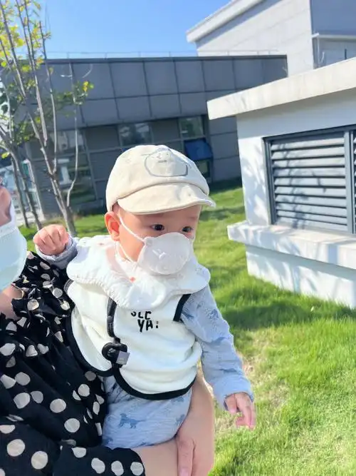 好可爱的宝宝哟戴着口罩软萌软萌