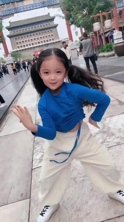 6岁小姑娘跳舞真是气场全开,看她自信的笑容真漂亮,美美哒