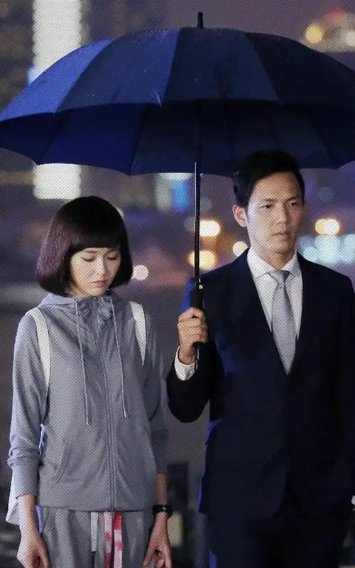 钟汉良的老婆叫谢易桦,一位长腿美女,台湾人,设计师.