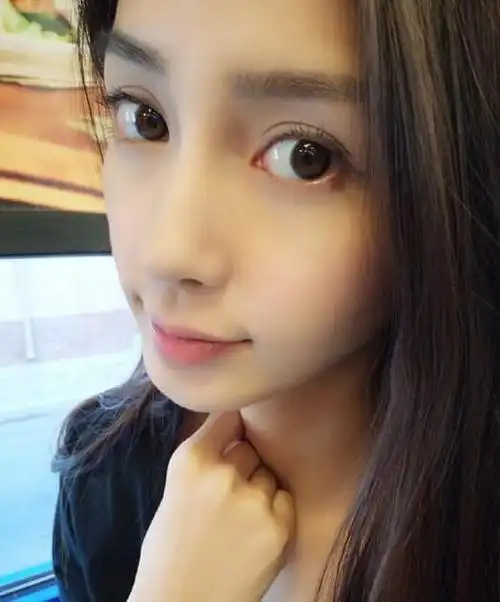 而眼睛大是因为双眼皮宽.