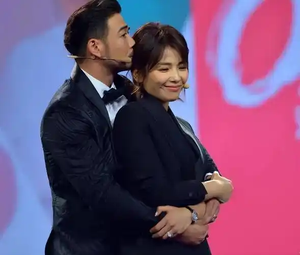 穿露肩裙大秀丰腴身姿,被杨烁后背抱超开心_中年_衣服_气质