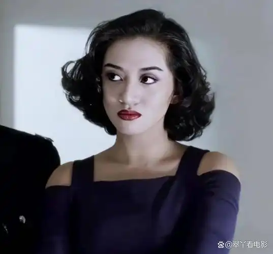 做钟楚红经纪人多年,主宰红姑风光灼华的前半生,给红姑带来了人生角色