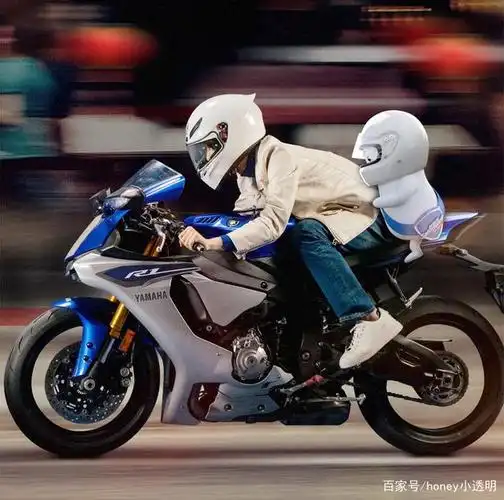 粉丝:不愧是你!我也想坐摩托后座