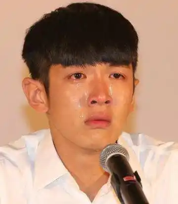 陈柏霖柯震东房祖名现身香港,毫无遮掩,被指人以群分_黑色_因为_穿着