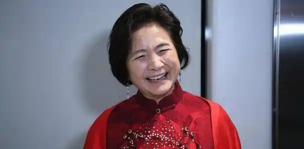 原创郑佩佩巅峰时嫁入豪门43岁离婚复出后获终身成就奖