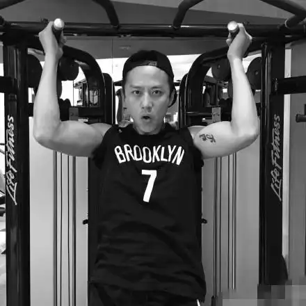 邓超晒跑男健身照 与郑恺,鹿晗的晒肌照