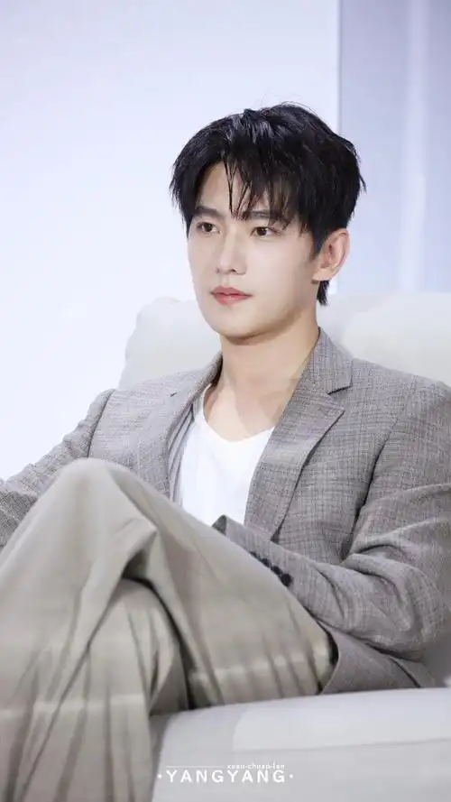 杨洋线下活动人气##杨洋金扣西装#杨洋超话@杨洋这个状态,帅得惨绝