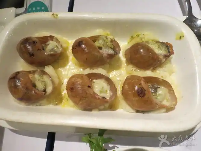 法式芝士焗蜗牛23一份,芝士味道蛮浓的,蜗牛肉质蛮鲜嫩的,下面还有