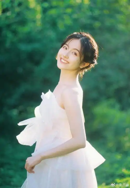 李兰迪白裙丛林写真编发白裙好美清新氧气小公主