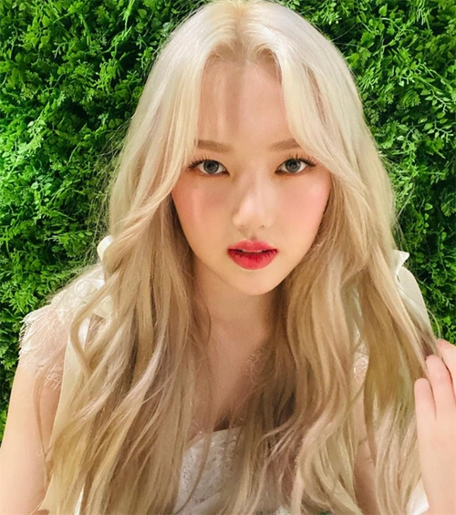 在金色中加入调和气质的温柔亚麻色,完美衬出五官与肌肤的明亮度,高级