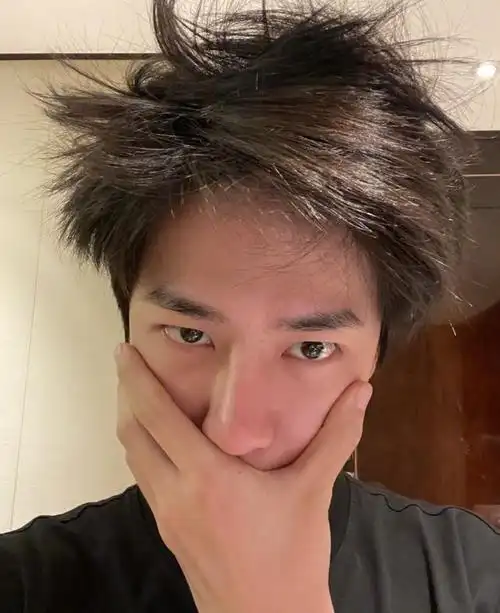 王一博吊威亚表演,彩排26遍到6点,睡到中午发自拍完成521|素颜|新曲