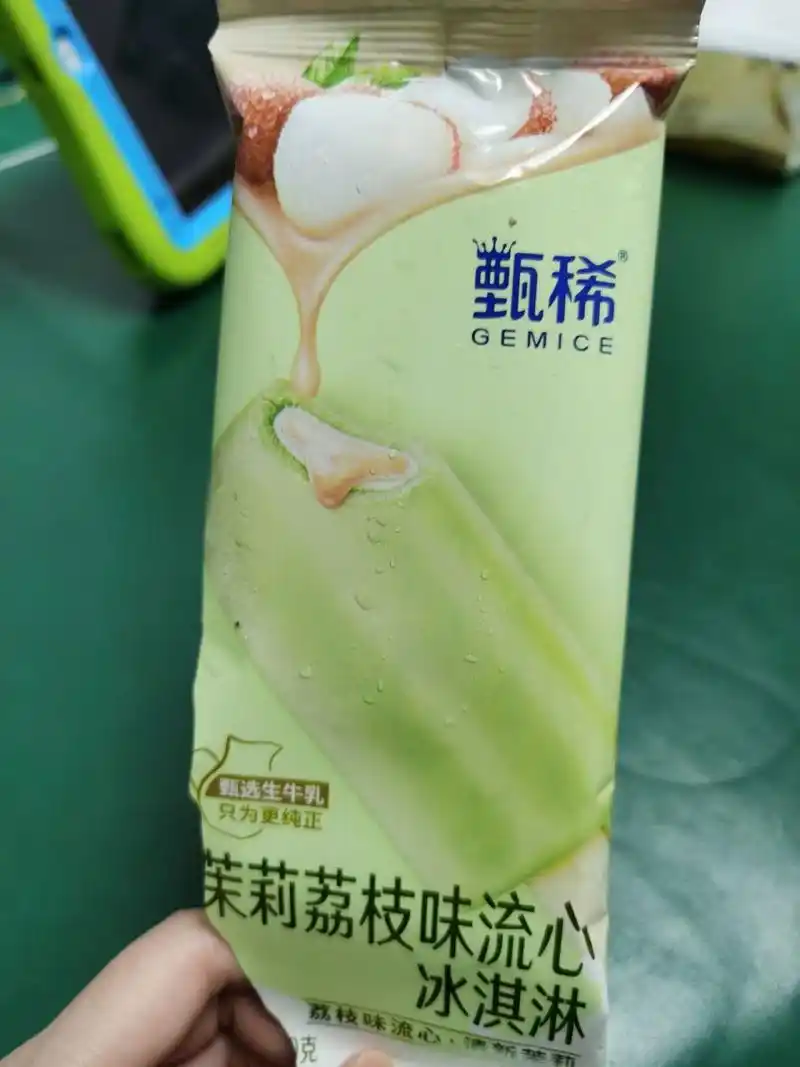 今天在超市买的,6块钱一根,不甜不腻,里面有一层白巧克力好好吃,话说