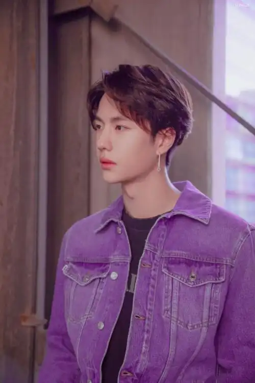 紫色牛仔外套 王一博