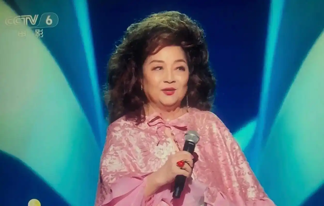 香港著名女歌手徐小凤真是高手高手高高手,这么大岁数,还能保持这么好