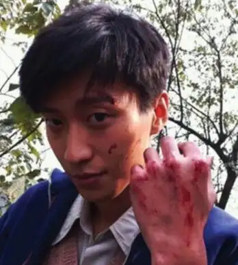 乔任梁遗照胳膊没了粉丝好奇kimi是怎么死的