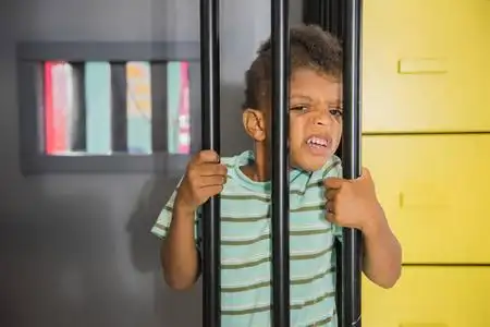 监狱审讯室图片