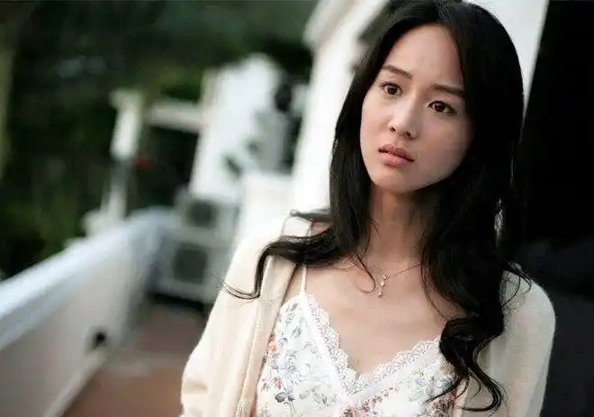 2002年,张钧甯参演电视剧《流星花园2》,在剧中她饰演的女秘书虽然