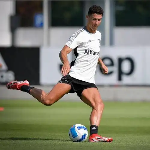 c罗晒训练照:足球一直在我身边